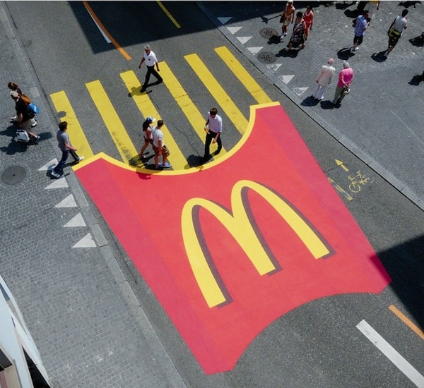 McDonald-strisce-zurigo-GuerrillaMarketing esempio